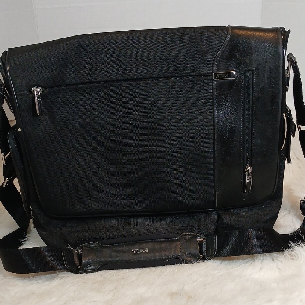 Tumi Arrive  Black Messenger Bag Unisex